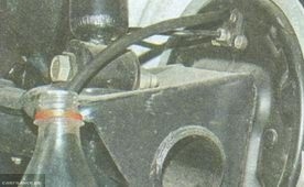 Слив тормозной жидкости через штуцер в колесе Лада Гранта