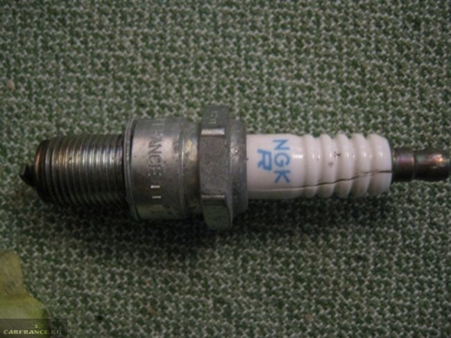 Свеча зажигания ВАЗ-2114 с лопнувшим изолятором