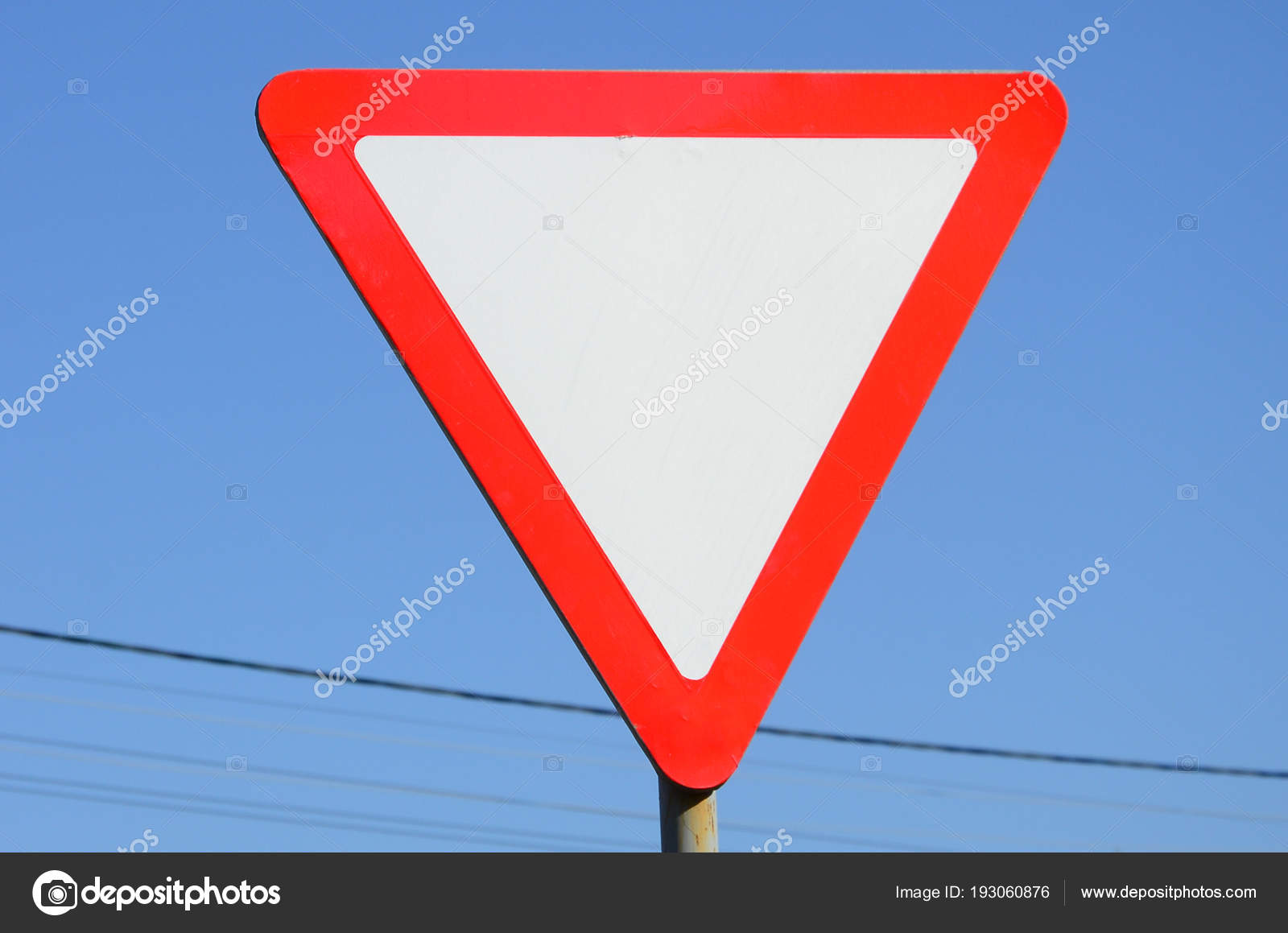 Знак белый треугольник с красной каймой