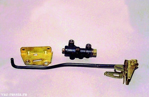 Отсоединённый кронштейн, отсоединённый регулятор давления и отсоединённые рычаги регулятора