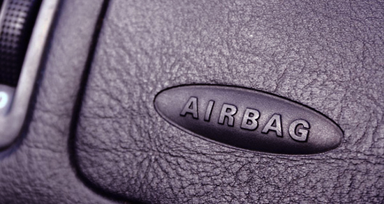 Панель с надписью "Airbag", указывает на наличие подушки безопасности в этом месте